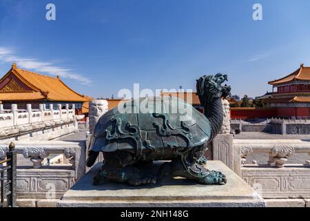 Scultura di tartaruga di drago di bronzo nella Città Proibita a Pechino, Cina nel 2018. Foto Stock