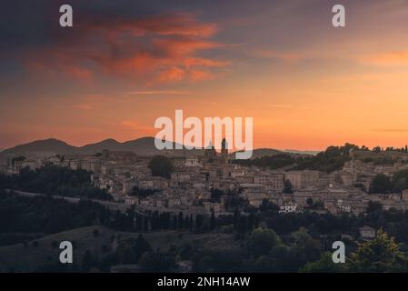 Skyline di Urbino dopo il tramonto. Sito patrimonio dell'umanità dell'UNESCO. Regione Marche, Italia, Europa. Foto Stock