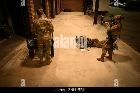 STATI UNITI Tecnologia Air Force. SGT. Ridge Shan, Operating Location - Alpha, 1st Combat Camera Squadron tattiche speciali Combat Camera Craftsman, e il personale Sgt. Alysia Blake, 1st CTCS Combat camera Craftsman, scattare foto durante l'esercizio Green Goblin alla Joint base Charleston, South Carolina, 6 dicembre 2022. Questo esercizio di quattro giorni offre una formazione di visione notturna importante ed essenziale per preparare la telecamera da combattimento Airmen con le funzionalità fotografiche e video migliorate necessarie per acquisire immagini in ambienti poco illuminati e privi di luce. Foto Stock