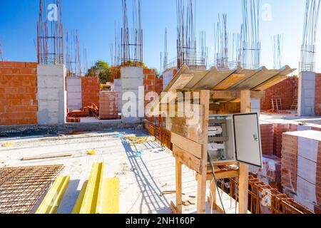 Scatola fusibili, quadro di comando con fusibili e prese automatiche, quadro di comando elettrico per l'alimentazione e la distribuzione di elettricità sull'edificio si Foto Stock