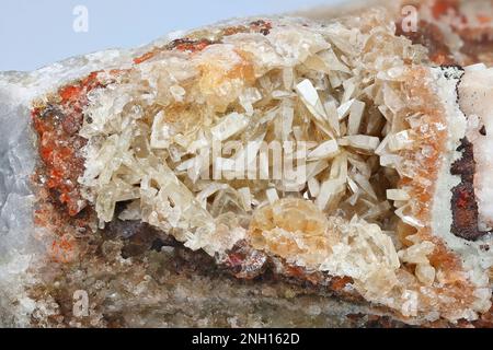 Barite, detta anche barite o barite, cristalli su una matrice di fluorite. Campione minerale dalla Finlandia. Foto Stock