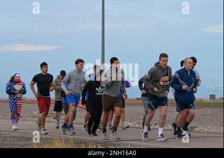 I militari di tutta l'ala 49th partecipano a una corsa di 5K in ricordo del bombardamento di Pearl Harbor, alla base dell'aeronautica di Holloman, New Mexico, 7 dicembre 2022. Il 49th Equipment Maintenance Squadron ha ospitato la corsa per ricordare e mostrare sostegno alle vittime del famigerato attacco. Foto Stock