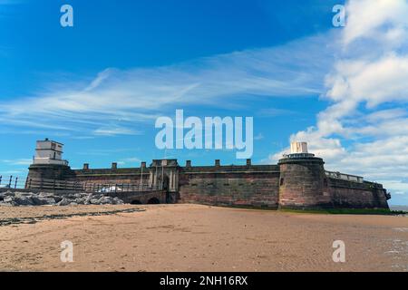 Fort Perch Rock è un'ex installazione di difesa situata alla foce della Liverpool Bay a New Brighton. Costruito nel 1820s per difendere il Porto di Liverpool, la sua funzione è cambiata da difensiva, a attrazione turistica e museo. Foto Stock