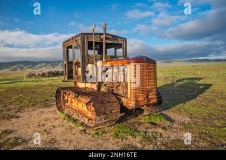 Vecchio trattore cingolato Cletrac conservato vicino al Goodwin Education Center, presso l'ex ranch, Carrizo Plain National Monument, California, USA Foto Stock