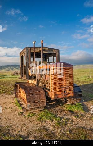 Vecchio trattore cingolato Cletrac conservato vicino al Goodwin Education Center, presso l'ex ranch, Carrizo Plain National Monument, California, USA Foto Stock