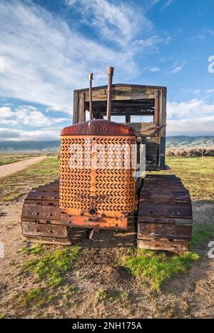 Vecchio trattore cingolato Cletrac conservato vicino al Goodwin Education Center, presso l'ex ranch, Carrizo Plain National Monument, California, USA Foto Stock