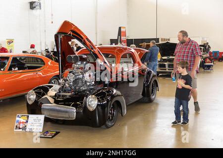 Dallas, Stati Uniti. 19th Feb, 2023. La gente visita il 63rd AutoRama show a Dallas, Texas, Stati Uniti, 19 febbraio 2023. L'evento, tenutosi presso il Dallas Market Hall, ha presentato centinaia di auto personalizzate, classici, hot rod, camion, moto e auto da corsa dal 17 al 19 febbraio. Credit: Dan Tian/Xinhua/Alamy Live News Foto Stock