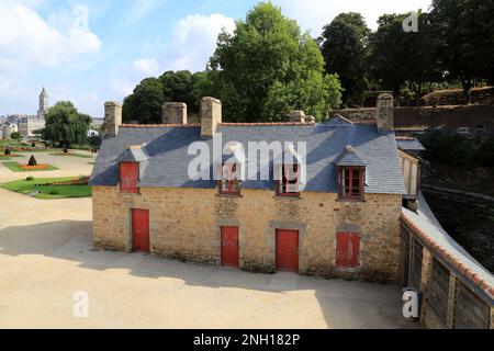 Lavoirs de la Garenne lungo il fiume la Marle e i Jardins des Remparts da Rue Porte Poterne, Vannes, Golfe du Morbihan, Morbihan, Bretagna, Fra Foto Stock