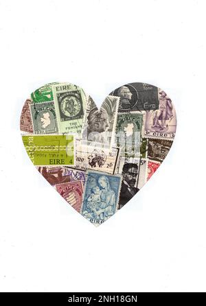 Francobolli d'epoca dall'Irlanda a forma di cuore. Foto Stock