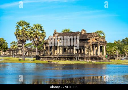 Una delle antiche biblioteche all'interno della compund del famoso tempio Angkor Wat in Cambogia. Foto Stock