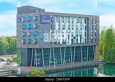 Travelodge Lakeside Hotel Thurrock moderno edificio nel settore alberghiero business presso il grande centro commerciale accanto Alexandra Lake Essex Inghilterra Regno Unito Foto Stock