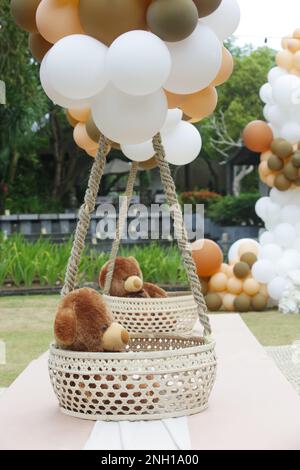 Orsacchiotto decorazione. Creativo sesso neutro doccia bambino o decorazione di compleanno in giardino. Bianco crema di pesca caramello bohemian stile all'aperto anche Foto Stock