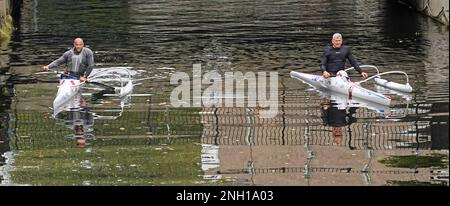 Vista aerea due canoisti maschi che si addling in italiano Allwave Vanguard Outrigger canoe sulle acque fisse del fiume Can City di Chelmsford Essex Inghilterra UK Foto Stock