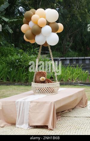 Orsacchiotto decorazione. Creativo sesso neutro doccia bambino o decorazione di compleanno in giardino. Bianco crema di pesca caramello bohemian stile all'aperto anche Foto Stock