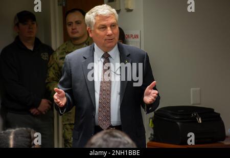 Il Sig. Steve Austin, il Capo Assistente della Riserva dell'Esercito, visita la squadra di cutover della componente della Riserva del personale integrato e del sistema di pagamento - Esercito (IPPS - A) il 6 dicembre 2022 ad Arlington, VA. L'USAR ha circa 60 partecipanti in persona da ogni MSC attraverso la riserva e circa 300 assistenti online con l'IPPS - Un brownout e compiti cutover. Il sig. Austin è venuto a riconoscere personalmente i loro sforzi dedicati e quanto importanti i loro ruoli sono come membri cutover che configurano i comandi per successo. Foto Stock