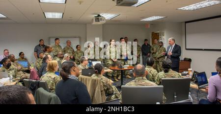 Il Sig. Steve Austin, il Capo Assistente della Riserva dell'Esercito, visita la squadra di cutover della componente della Riserva del personale integrato e del sistema di pagamento - Esercito (IPPS - A) il 6 dicembre 2022 ad Arlington, VA. L'USAR ha circa 60 partecipanti in persona da ogni MSC attraverso la riserva e circa 300 assistenti online con l'IPPS - Un brownout e compiti cutover. Il sig. Austin è venuto a riconoscere personalmente i loro sforzi dedicati e quanto importanti i loro ruoli sono come membri cutover che configurano i comandi per successo. (Questa foto è stata modificata per sfocare gli schermi del computer) Foto Stock