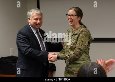 Il Sig. Steve Austin, l'assistente capo della Riserva dell'esercito, visita la squadra di cutover del componente Integrated Personnel and Pay System - Army (IPPS - A) Reserve e regala una moneta a CW3 Amanda Hansen il 6 dicembre 2022 ad Arlington, VA. L'USAR ha circa 60 partecipanti in persona da ogni MSC attraverso la riserva e circa 300 assistenti online con l'IPPS - Un brownout e compiti cutover. Il sig. Austin è venuto a riconoscere personalmente i loro sforzi dedicati e quanto importanti i loro ruoli sono come membri cutover che configurano i comandi per successo. Foto Stock