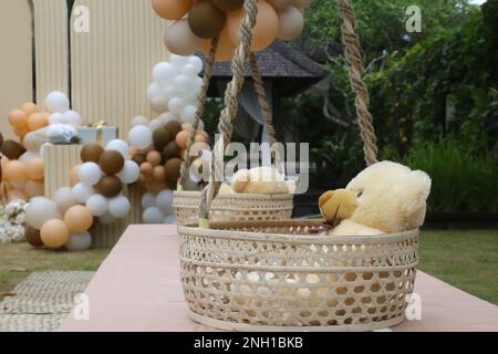 Orsacchiotto decorazione. Creativo sesso neutro doccia bambino o decorazione di compleanno in giardino. Bianco crema di pesca caramello bohemian stile all'aperto anche Foto Stock