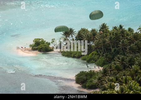 I pacchetti discendono da un Giappone Air Self-Defense Force C-130H Hercules assegnato al 401st Tactical Airlift Squadron, a Murilo Island, Stati Federati di Micronesia, 6 dicembre 2022. I loadmaster JASDF del 401st TAS sono stati preparati e addestrati per la consegna sicura di ogni pacchetto, con molti dei pacchetti che pesano oltre 300 libbre. L'aereo, segnale di chiamata Santa 33, ha consegnato 7 pacchetti nello stato di Chuuuk, isole RUO e Murilo, Stati Federati di Micronesia. OCD è la più lunga missione umanitaria e di soccorso in caso di disastri del Dipartimento della Difesa. Ogni anno, l'USAF collabora con paesi in t Foto Stock