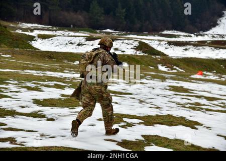 Un paracadutista dell'esercito degli Stati Uniti assegnato alla Bastion Company, 54th Brigade Engineer Battalion, 173rd Brigade Airborne, si muove verso un obiettivo durante il bloska Polica Range di Postonja, Slovenia, 6 dicembre 2022. La Brigata Airborne 173rd è la U.S.A. Forza di risposta di contingenza dell'esercito in Europa, capace di proiettare le forze pronte dovunque negli Stati Uniti Aree di responsabilità dei comandi europei, africani o centrali. Foto Stock