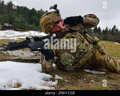 Un paracadutista dell'esercito degli Stati Uniti assegnato alla Bastion Company, 54th Brigade Engineer Battalion, 173rd Brigade Airborne, grida ai suoi compagni durante il bloska Polica Range a Postonja, Slovenia, 6 dicembre 2022. La Brigata Airborne 173rd è la U.S.A. Forza di risposta di contingenza dell'esercito in Europa, capace di proiettare le forze pronte dovunque negli Stati Uniti Aree di responsabilità dei comandi europei, africani o centrali. Foto Stock