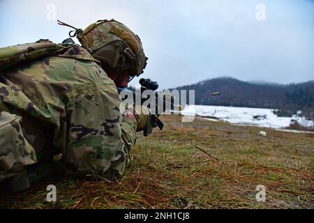 Un paracadutista dell'esercito degli Stati Uniti assegnato alla Bastion Company, 54th Brigade Engineer Battalion, 173rd Brigade Airborne, impegna un obiettivo durante il bloska Polica Range di Postonja, Slovenia, 6 dicembre 2022. La Brigata Airborne 173rd è la U.S.A. Forza di risposta di contingenza dell'esercito in Europa, capace di proiettare le forze pronte dovunque negli Stati Uniti Aree di responsabilità dei comandi europei, africani o centrali. Foto Stock