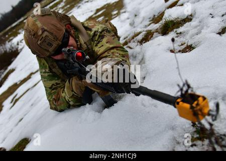 Un paracadutista dell'esercito degli Stati Uniti assegnato alla Bastion Company, 54th Brigade Engineer Battalion, 173rd Brigade Airborne, impegna un obiettivo durante il bloska Polica Range di Postonja, Slovenia, 6 dicembre 2022. La Brigata Airborne 173rd è la U.S.A. Forza di risposta di contingenza dell'esercito in Europa, capace di proiettare le forze pronte dovunque negli Stati Uniti Aree di responsabilità dei comandi europei, africani o centrali. Foto Stock