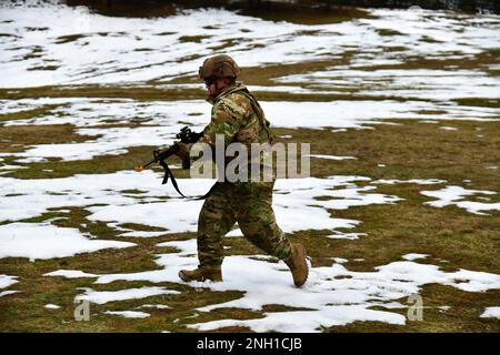 Un paracadutista dell'esercito degli Stati Uniti assegnato alla Bastion Company, 54th Brigade Engineer Battalion, 173rd Brigade Airborne, si muove verso un obiettivo durante il bloska Polica Range di Postonja, Slovenia, 6 dicembre 2022. La Brigata Airborne 173rd è la U.S.A. Forza di risposta di contingenza dell'esercito in Europa, capace di proiettare le forze pronte dovunque negli Stati Uniti Aree di responsabilità dei comandi europei, africani o centrali. Foto Stock