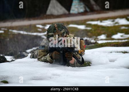 Un paracadutista dell'esercito degli Stati Uniti assegnato alla Bastion Company, 54th Brigade Engineer Battalion, 173rd Brigade Airborne, impegna un obiettivo durante il bloska Polica Range di Postonja, Slovenia, 6 dicembre 2022. La Brigata Airborne 173rd è la U.S.A. Forza di risposta di contingenza dell'esercito in Europa, capace di proiettare le forze pronte dovunque negli Stati Uniti Aree di responsabilità dei comandi europei, africani o centrali. Foto Stock