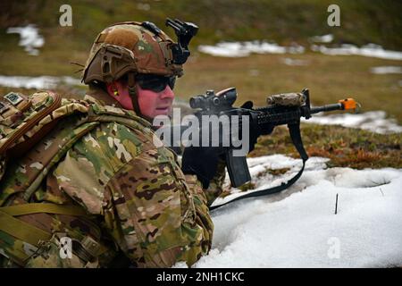 Un paracadutista dell'esercito degli Stati Uniti assegnato alla Bastion Company, 54th Brigade Engineer Battalion, 173rd Brigade Airborne, impegna un obiettivo durante il bloska Polica Range di Postonja, Slovenia, 6 dicembre 2022. La Brigata Airborne 173rd è la U.S.A. Forza di risposta di contingenza dell'esercito in Europa, capace di proiettare le forze pronte dovunque negli Stati Uniti Aree di responsabilità dei comandi europei, africani o centrali. Foto Stock