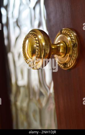 pomello interno della porta in ottone lucido Foto Stock