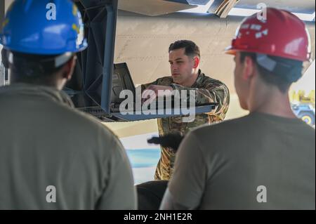 STATI UNITI Tecnologia Air Force. Jarred Edwards, 100th manutenzione Capo di volo di riparazione e bonifica Squadron, guarda ad un manuale di recupero di crash, 6 dicembre 2022, alla Royal Air Force Mildenhall, Inghilterra. Edwards e il suo team hanno simulato il recupero e la preparazione di un incidente su un velivolo Stratotanker KC-135 che è stato simulato come bloccato nell'erba vicino alla linea di volo. Foto Stock