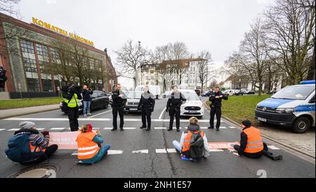 Hannover, Germania. 20th Feb, 2023. Gli attivisti del gruppo 'ultima generazione' hanno in parte bloccato la strada al Deisterkreisel e bloccato il traffico per quasi un'ora. Credit: Julian Stratenschulte/dpa/Alamy Live News Foto Stock