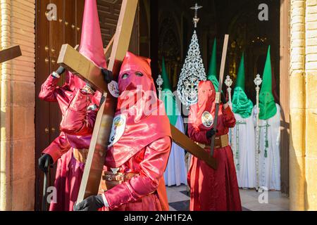 Arahal. Siviglia. Spagna. 14th aprile 2022. Penitenti della fraternità di la Misericordia, da Arahal (Siviglia), durante la processione o Foto Stock