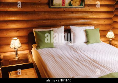 Camera d'albergo in una casa in legno. Interni autentici ed eleganti Foto Stock