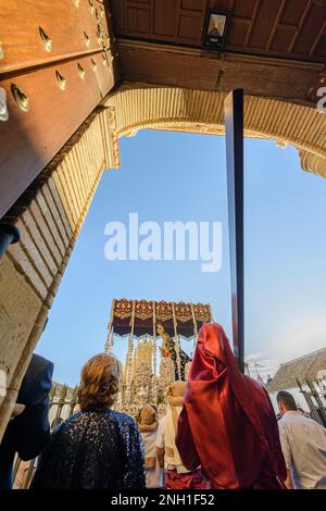 Arahal. Siviglia. Spagna. 14th aprile 2022. Il pallio della fraternità della Misericordia durante la processione del Giovedì Maundy. Foto Stock