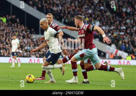 Tottenham Hotspur's Richarlison (CAMICIA BIANCA) durante la partita di calcio della Premier League inglese tra Tottenham Hotspur e West Ham United a Tottenha Foto Stock