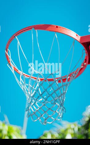 canestro da basket contro sky wynwood Foto Stock