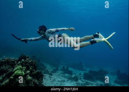 Freediver nelle acque cristalline del Mare delle Andamane in Thailandia Foto Stock