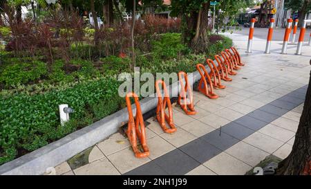Portable bike stand rack attrezzatura paddock nel giardino pubblico parco a Surabaya città Indonesia Foto Stock