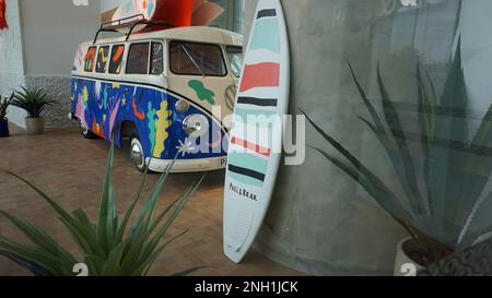 Surabaya, East Java, Indonesia - Febbraio, 2023 : Volkswagen o VW auto con surf board Foto Stock