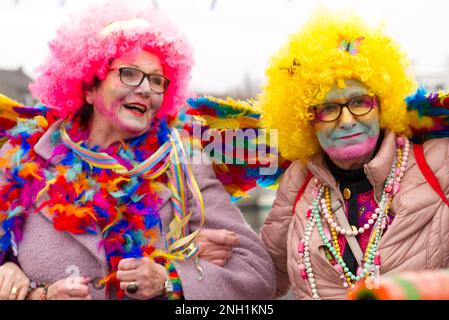 Maastricht, Paesi Bassi. 19th Feb 2023. Festaioli di carnevale in costume e pittura facciale, guardando la parata di Carnevale di Maastricht. A Carpendale/Alamy Live News Foto Stock