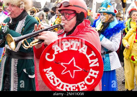 Maastricht, Paesi Bassi. 19th Feb 2023. Un partecipante alla sfilata di Carnevale attraverso il centro di Maastricht la domenica di Carnevale. Il capitano Mestreech suona la tromba. A Carpendale/Alamy Live News Foto Stock