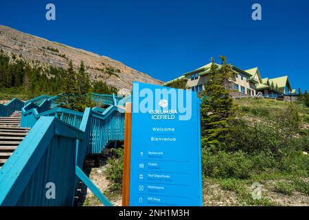 Alberta, Canada - Giugno 28 2021: Columbia Icefield Glacier Discovery Centre. Jasper National Park. Montagne Rocciose canadesi. Foto Stock