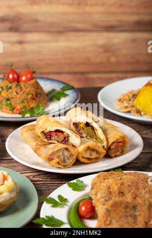 Tavolo Ramadan. Cibo turco su sfondo di legno. Specialità IFTAR e sahur. Piatti turchi orientali. Tipi di antipasti. primo piano Foto Stock