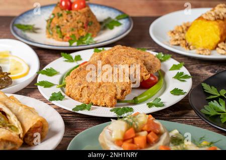 Tavolo Ramadan. Cibo turco su sfondo di legno. Specialità IFTAR e sahur. Piatti turchi orientali. Tipi di antipasti. primo piano Foto Stock