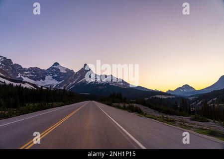 Guida su Icefields Parkway al crepuscolo. Autostrada Alberta 93. Jasper National Park, Canada. Foto Stock