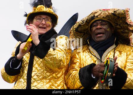 Maastricht, Paesi Bassi. 19th Feb 2023. I partecipanti alla sfilata di Carnevale attraverso il centro di Maastricht la domenica di Carnevale. A Carpendale/Alamy Live News Foto Stock