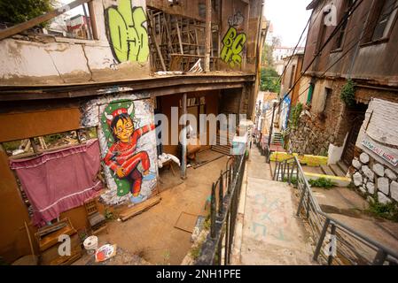 Opere d'arte trovate in una delle strade principali di Valparaíso, nel centro del Cile. Foto Stock