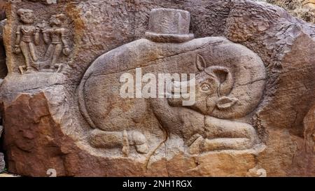 Scultura di Nandi. toro, Vahana del Signore Shiva sul muro di Ajaygarh Fort, Panna, Madhya Pradesh, India. Foto Stock